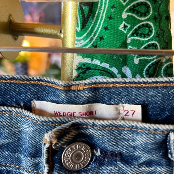 NWT! Levi’s Premium Distressed Wedgie Denim Shorts - Picture 4 of 10